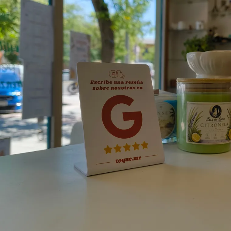 Stand NFC blanco en el mostrador de una cafetería