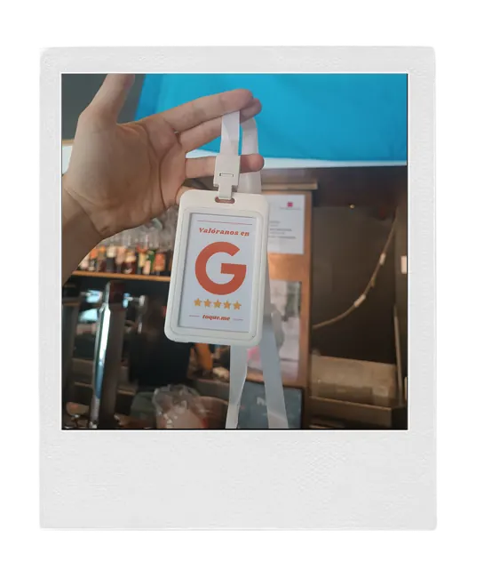 Lanyard toque. en la mano en la barra de un bar