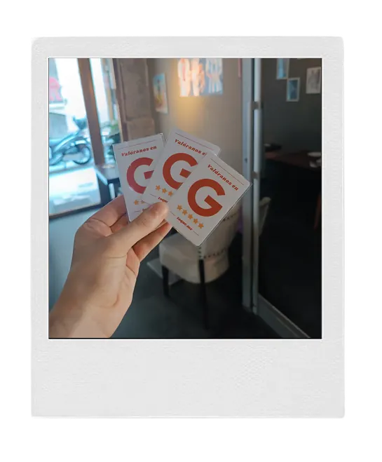 Varias tarjetas toque. en la mano en un local